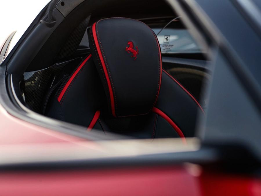 Детали интерьера Ferrari LaFerrari Aperta 2017 года  (фото 14 из 36)
